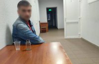 У Києві під час комендатської години затримали водія під наркотиками з холодною зброєю