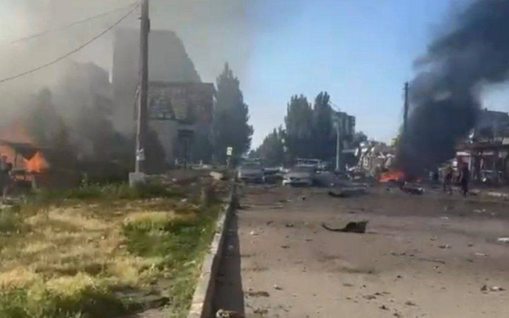 Росіяни вдарили авіабомбами по центру Добропілля на Донеччині. Є жертви (доповнено)