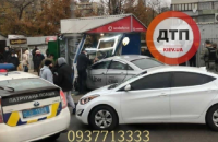 В Киеве водитель Uber вылетел на тротуар и въехал в киоск, два человека погибли, еще двое травмированы (обновлено)