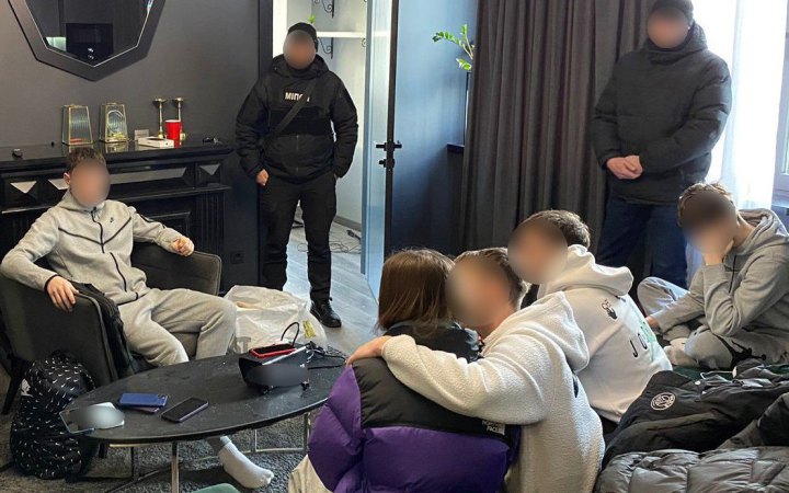 Столична поліція прийшла з обшуками до організаторів онлайн-стрімів, де, ймовірно, ґвалтували дівчат