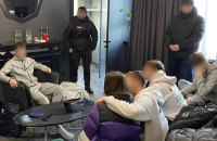 Столична поліція прийшла з обшуками до організаторів онлайн-стрімів, де, ймовірно, ґвалтували дівчат