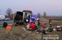На Хмельниччині бус з переселенцями потрапив у ДТП, 7 осіб загинуло