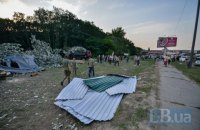 В урочище Бычок активисты сломали охраняемый "титушками" забор строительства