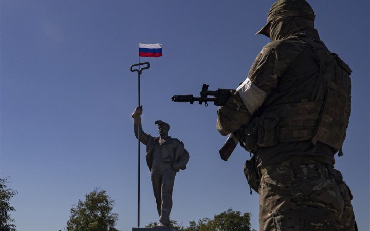 Росіяни перекидають бронетехніку через Маріуполь у напрямку Запоріжжя