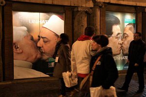 Католиков Венесуэлы призвали бойкотировать товары Benetton из-за скандальной рекламы с поцелуями