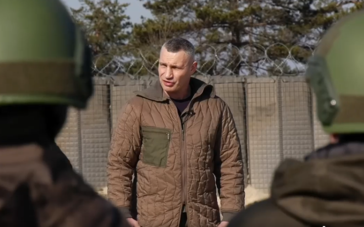 Кличко відвідав військову частину і передав аптечки, тепловізори та інше спорядження