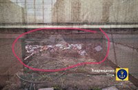 Окупанти скидають сміття на руїни театру в Маріуполі