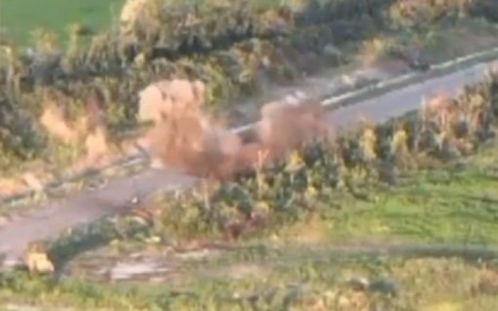 Українські бійці одним пострілом знищили дві машини росіян