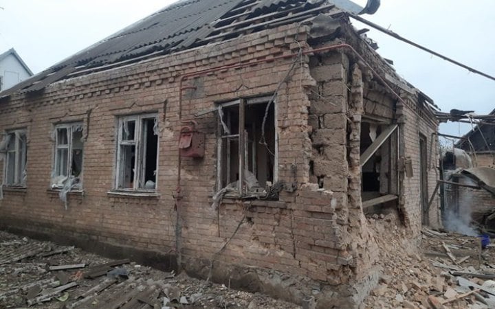 Окупанти вдарили з артилерії по Нікополю. Загинула літня жінка, поранений чоловік