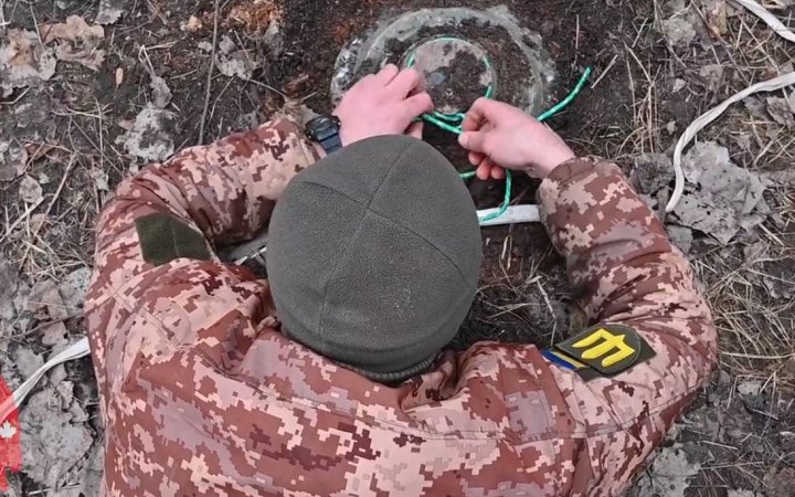 Канадці показали, як навчають українських саперів