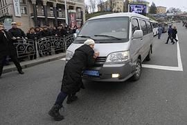 Предприниматели уже ложатся под машины. Милиция применяет силу