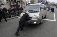 Предприниматели уже ложатся под машины. Милиция применяет силу