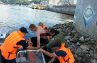 Водолазы спасли жизнь двум мужчинам возле церкви Николая Чудотворца в Киеве