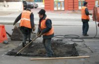 У Азарова написали программу развития автодорог