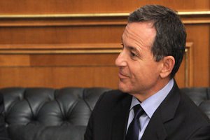 Гендиректор Disney Айгер купил акции Apple на $1 млн