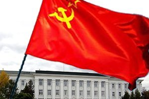На здании Херсонской ОГА повесили красные флаги вместо государственного