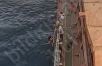 Біля берегів Туреччини вантажне судно підібрало українського моряка, який дивом вижив після падіння з корабля