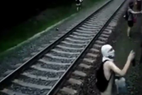 В Киеве графитчики ранили камнем пассажира городской электрички