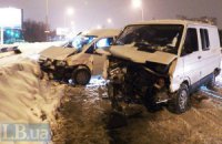 В Киеве микроавтобус лоб в лоб протаранил Fiat