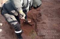 ​Пограничники откопали 2 тыс. пачек контрабандных сигарет в грузовом вагоне с рудой