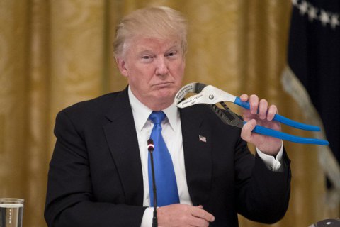 Парламент США во вторник рассмотрит запрет на снятие санкций с России без его одобрения