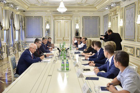 Порошенко осудил обыски в IТ-компаниях 