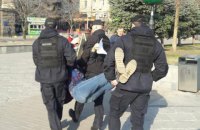 Полицейские вынесли с Майдана активиста, раздававшего листовки о "последствиях президентства Зеленского"