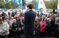В Новой Каховке начался митинг. Регионалы блокируют работу ОИК