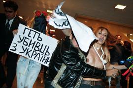Активистки FEMEN оголились в защиту иранских женщин​