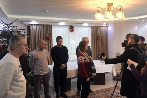 У посольстві повідомили, коли врятовані із затонулого суховантажа моряки повернуться в Україну