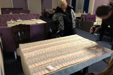 Госинспектор ГФС задержана в Харьковской области при получении 100 тыс. гривен взятки