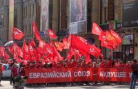 В Запорожье десятки пенсионеров вышли на митинг с красными флагами
