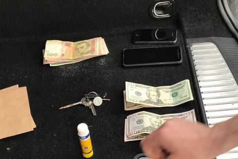 Инспектора таможенного поста на Волыни поймали на взятке в $220 и 1300 грн