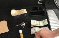 Инспектора таможенного поста на Волыни поймали на взятке в $220 и 1300 грн