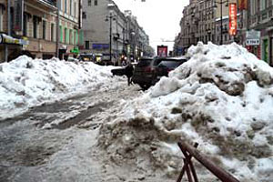 В центре Санкт-Петербурга до сих пор лежит прошлогодний снег