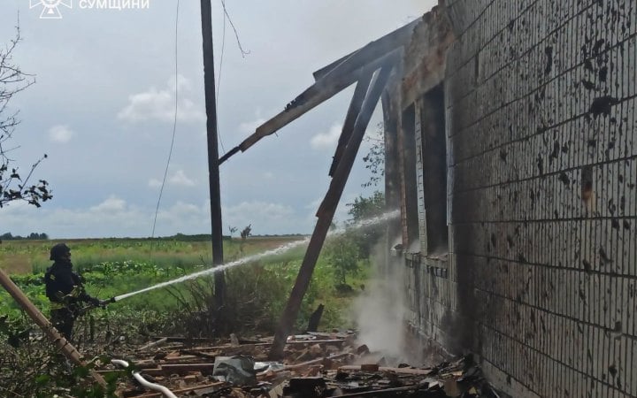 Російський дрон влучив у дев'ятиповерхівку в Сумах, травмована людина