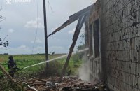 Російський дрон влучив у дев'ятиповерхівку в Сумах, травмована людина