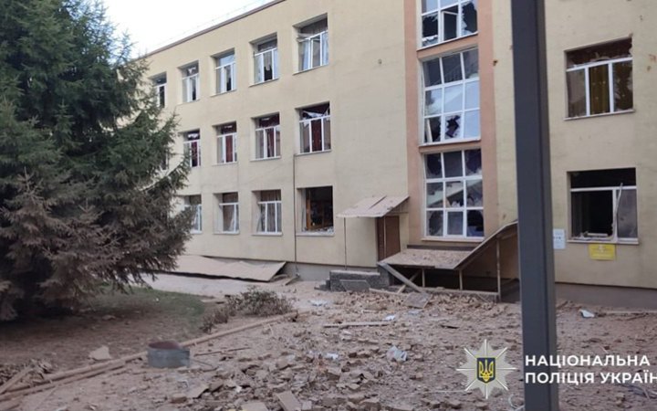 ​Росіяни завдали удару КАБами по Сумах: є загиблі і поранені. Серед цілей ворога була школа