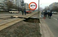 В Киеве на Тростянецкой улице произошел обвал под трамвайными путями