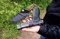 В Одесі чоловік з пістолетом катався Алеєю слави на мопеді