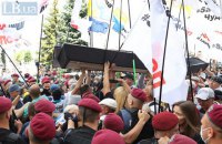 На акции протеста предпринимателей в Киеве произошли столкновения с полицией из-за гробов и похоронных венков