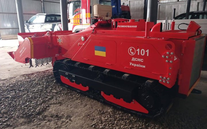 Південна Корея передала Україні 10 машин для розмінування 