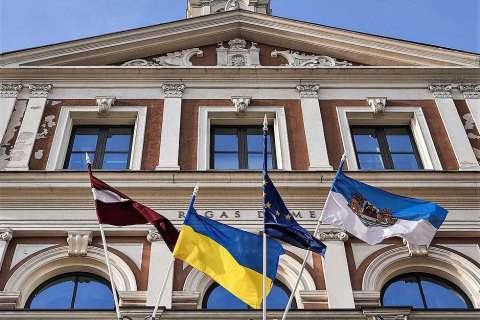 З нагоди тижня солідарності на будівлі мерії столиці Латвії встановили прапор України