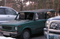 В Киеве взорвали машину на парковке возле ресторана