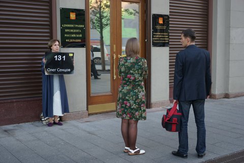Российская правозащитница провела одиночный пикет в поддержку Сенцова под администрацией Путина