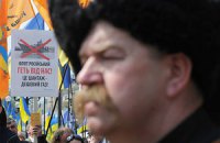 "Наша Украина" митинговала против харьковских соглашений, регионалы - за