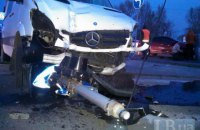 Мікроавтобус збив світлофор і знаки в ДТП на Дніпровській набережній Києва
