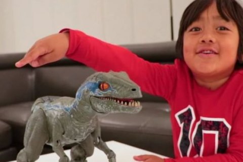 Самым высокооплачиваемым блогером на YouTube стал 8-летний мальчик