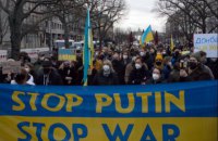 Более 600 человек вышли на акцию протеста перед посольством России в Берлине 