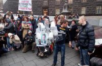 Активисты требуют люстрировать чиновников, контролирующих фармацевтический рынок